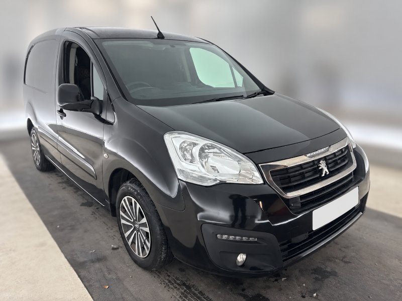 Peugeot van with blurred background blank plate.png